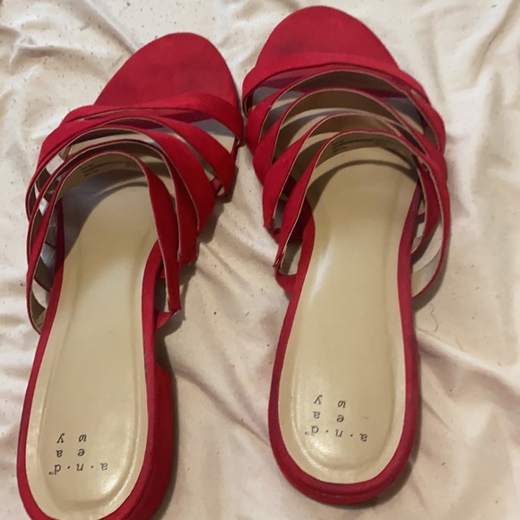 Red low heeled sandals - Picture 4 of 4